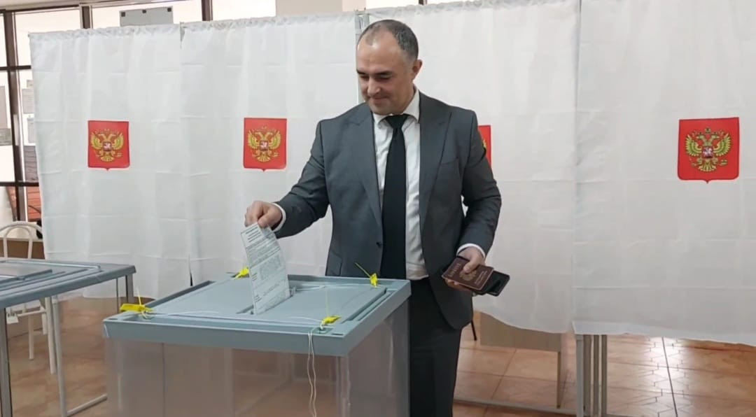 Юрий Гамзатов проголосовал на выборах Президента России